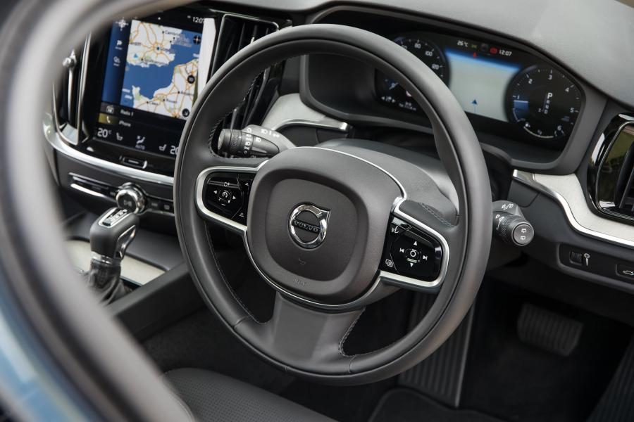 Панель приборов Volvo V60 D4 Inscription 2018 года  (UK) (фото 5 из 34)